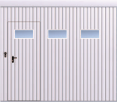 Brama przesuwna podwieszana jednoskrzydłowa wypełniona blachą T-10, układ wypełnienia pionowy, brama z drzwiami przejściowymi oraz okienkami w układzie poziomym skal